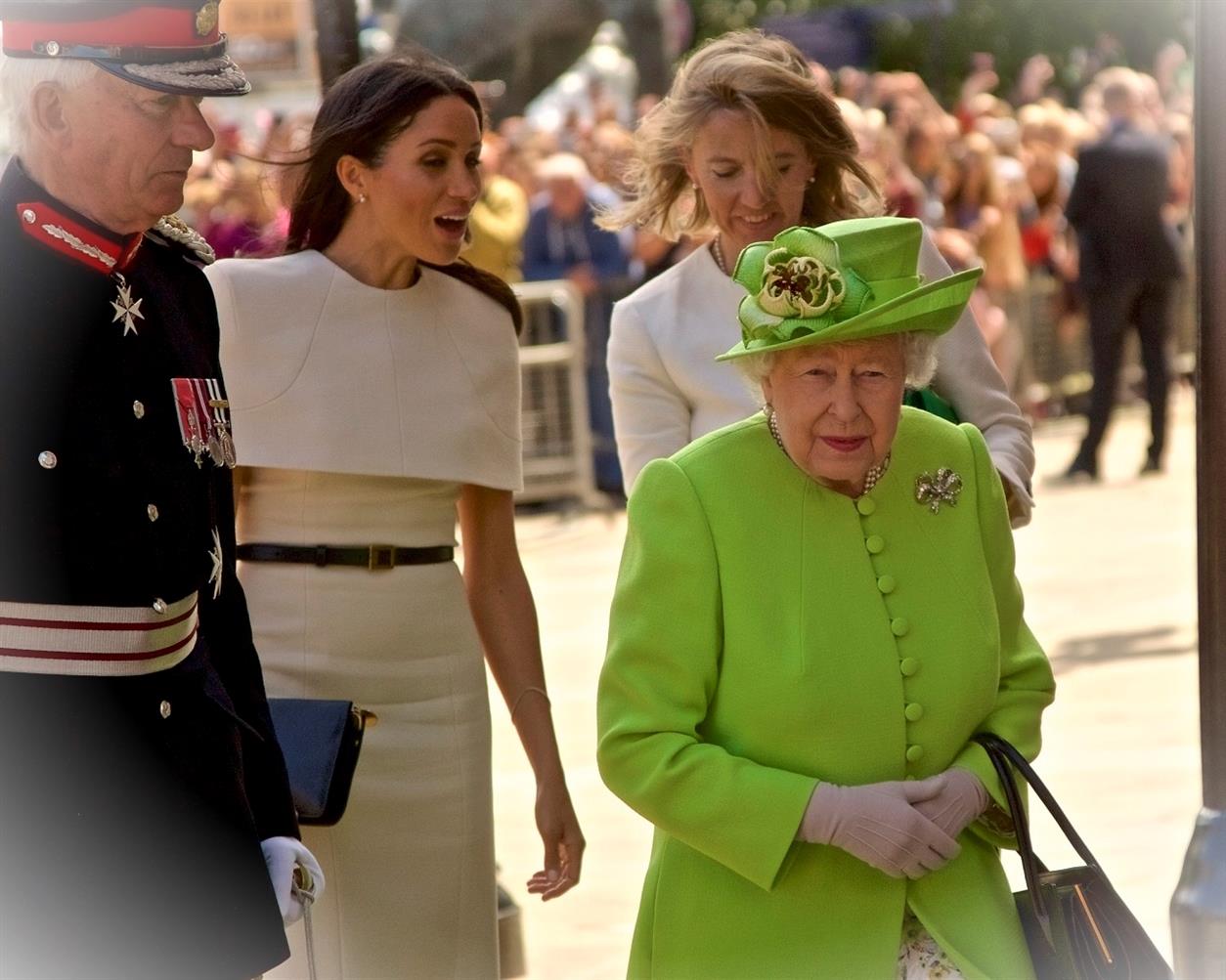 La regina Elisabetta ha cacciato Meghan Markle dalla famiglia reale38lROGN 1