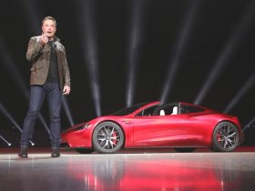 Elon Musk annuncia e si e scusato per il ritardo nel roll out del k8kp2OiJD 1 3