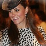 Kate Middleton toglie i riflettori da Meghan Markle con questa mossazGY2PaFlW 5