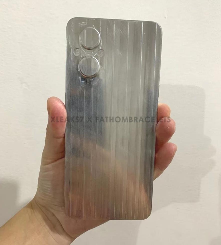 Il manichino in alluminio di OnePlus Nord N20 rivela un design simile PvFfWdON 2 4