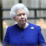 La regina Elisabetta mostra il suo sostegno a Kate Middleton mentreBGEf9hr 4