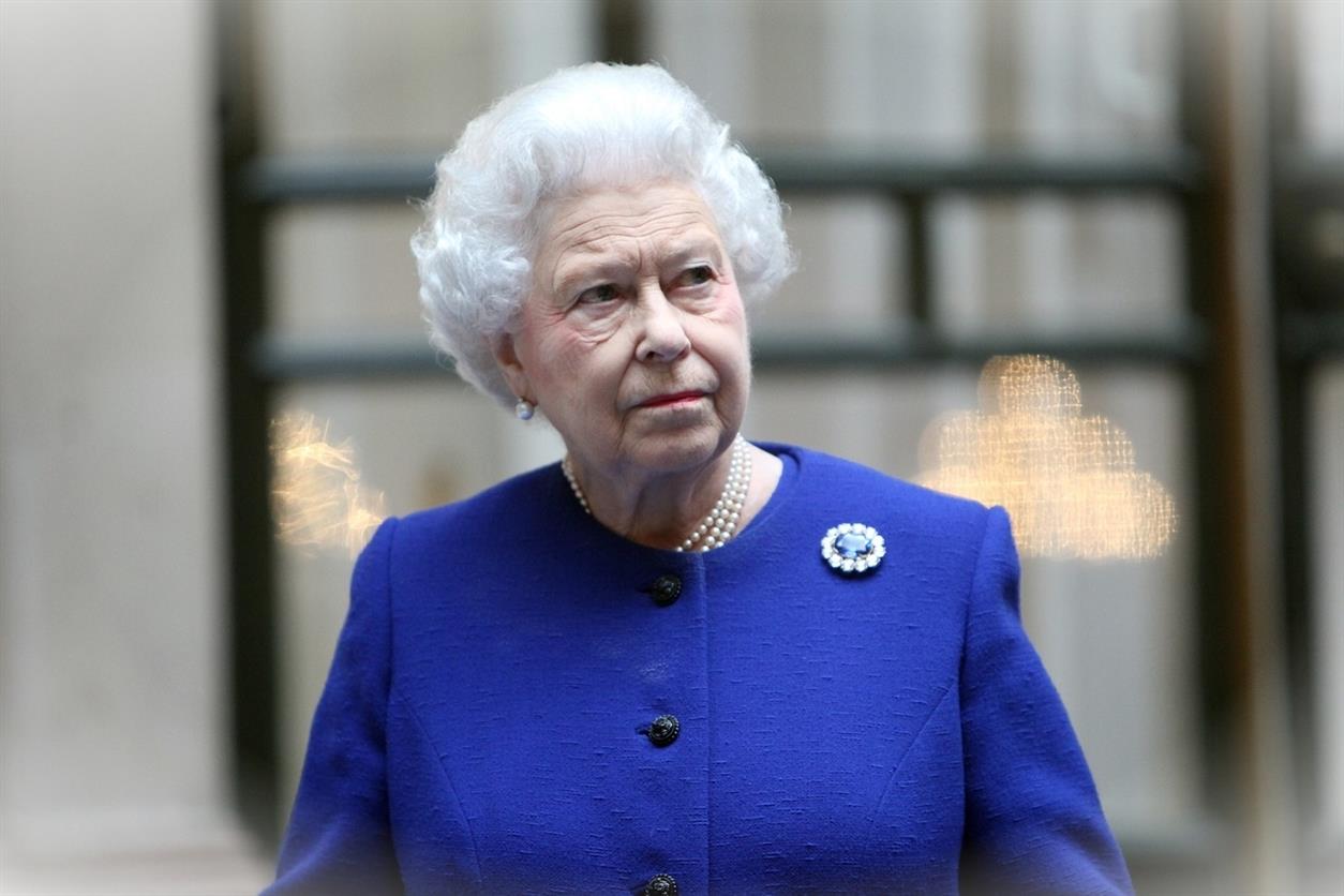 La regina Elisabetta mostra il suo sostegno a Kate Middleton mentreBGEf9hr 1