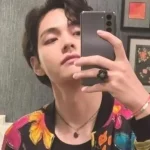 BTS V aka Kim Taehyung sembra senza sforzo nella sua nuova moda XBXD1z 1 7